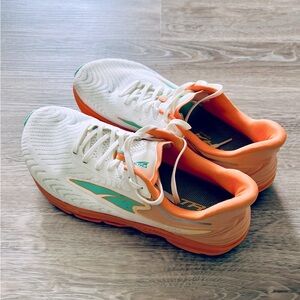 Women’s Altra Torin 6 Road Running Shoe, White/Orange, US size 11 (ALOA7R78108)
